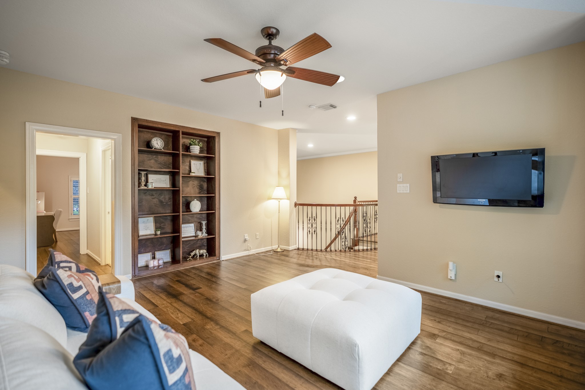 67 North Pentenwell Circle Spring, TX 77382 - Photo 27 of 50 a living room with furniture and a flat screen tv
