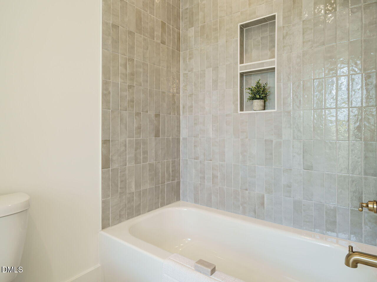 627 Georgetown Road Raleigh, NC 27608 - Photo 37 of 44 a bathroom with a bathtub