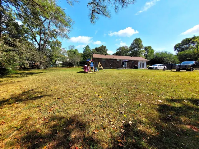 a view of a yard with a house