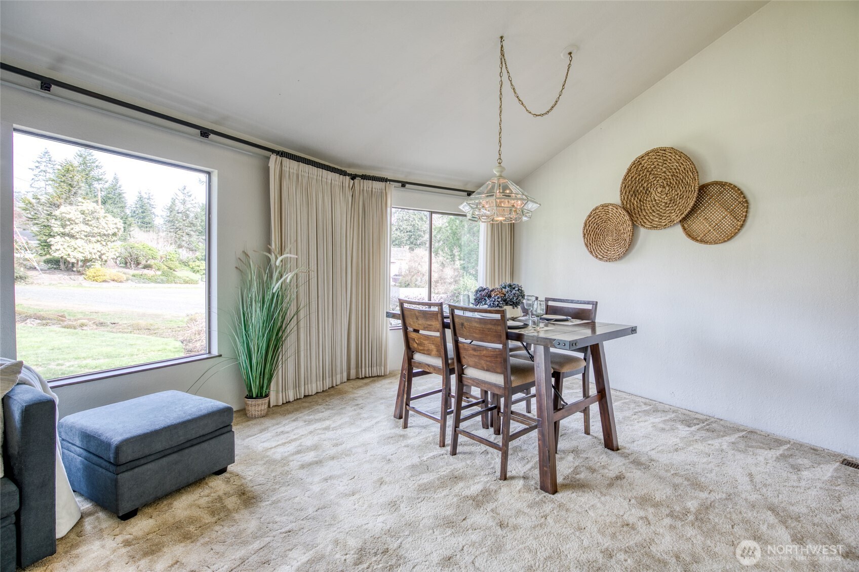 6109 Ridgeview Drive Aberdeen, WA 98520 - Photo 13 of 38 a view of a livingroom with furniture and window