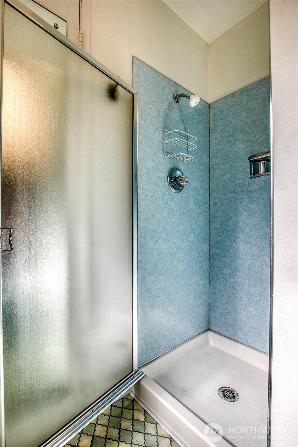 6109 Ridgeview Drive Aberdeen, WA 98520 - Photo 30 of 38 a bathroom with a tub and a shower