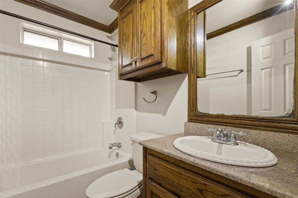 490 Lynne Drive Rockwall, TX 75032 - Photo 20 of 27 Full bath with shower / bath combination, vanity, and crown molding