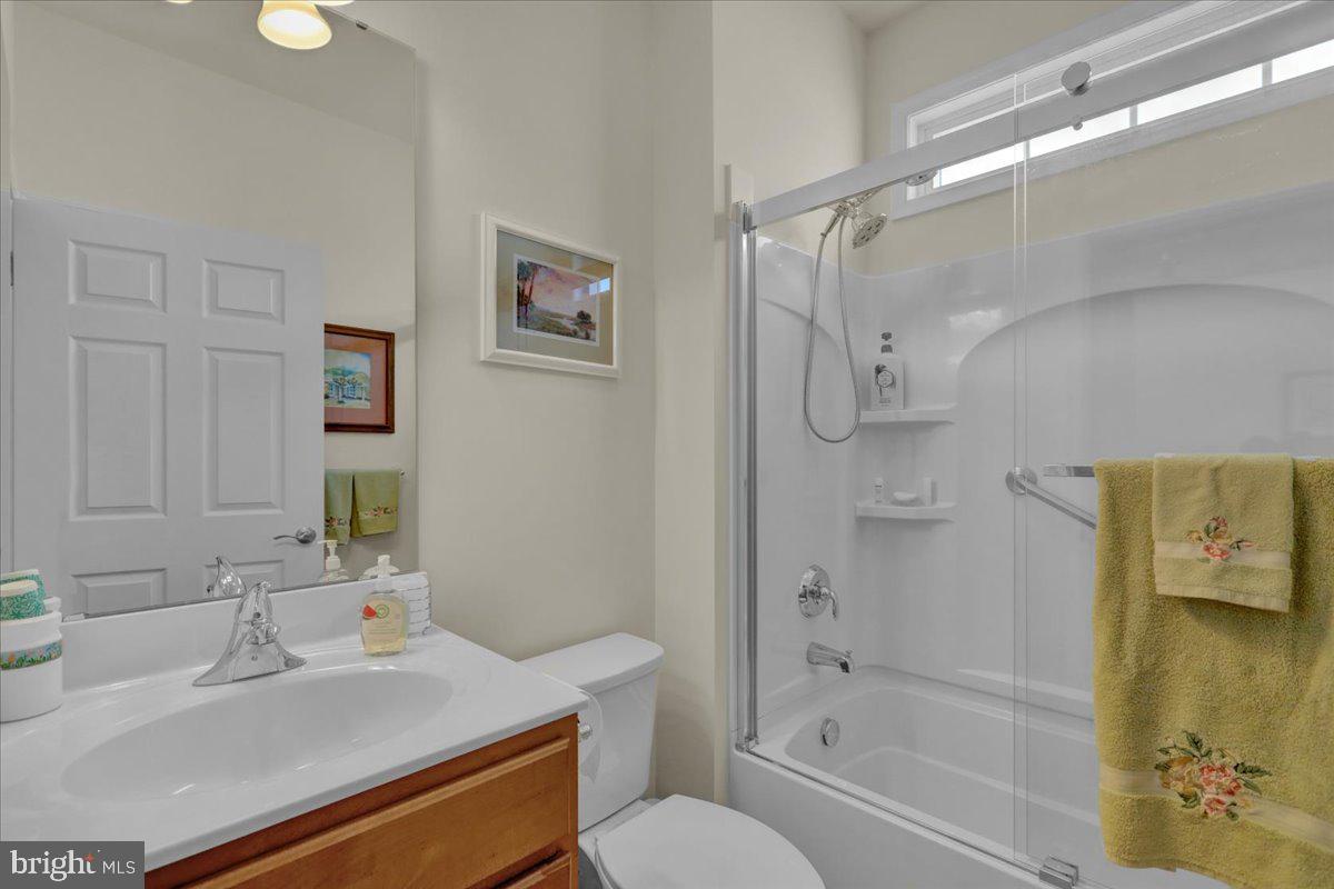 417 Resolution Drive Lititz, PA 17543 - Photo 5 of 43 Guest Full Bathroom
with Shower Transom Window.