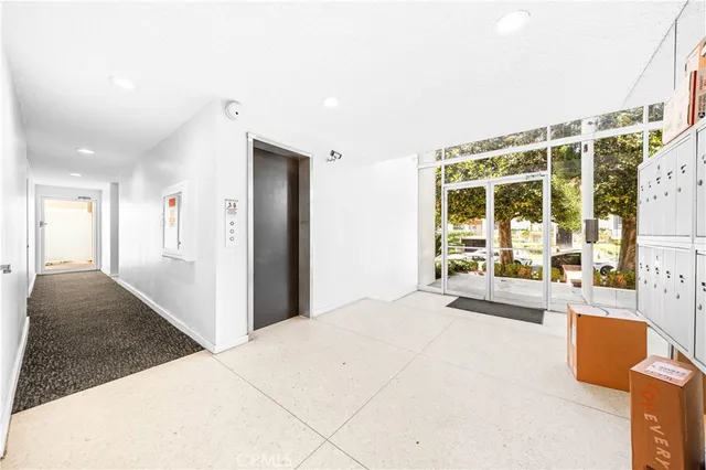 $968,000 | 1550 North Laurel Avenue, Unit 203, Los Angeles, CA 90046