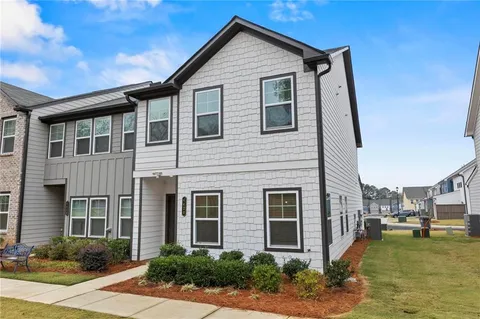 a view of a yard in front of house