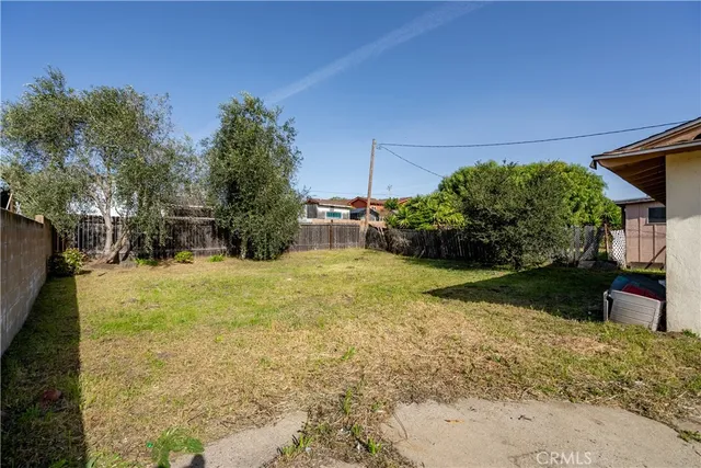 a view of back yard of the house