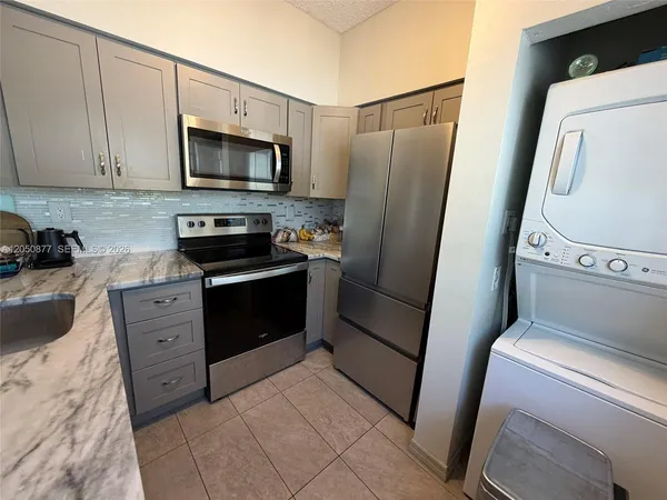 $2,600 | 2451 Northwest 96th Terrace, Unit 21B, Pembroke Pines, FL 33024