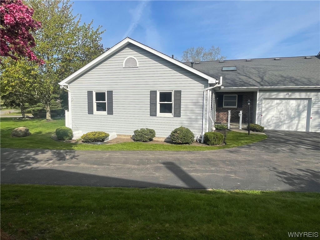 10 Stepping Stone Lane, Orchard Park, NY 14127 Compass