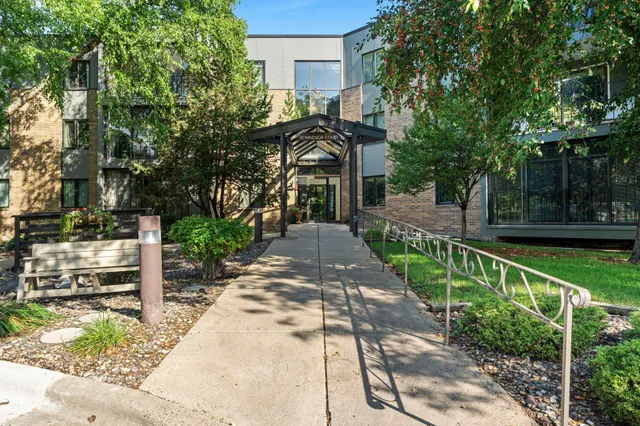 $199,900 | 10 Windsor Court, Unit 102, New Brighton, MN 55112