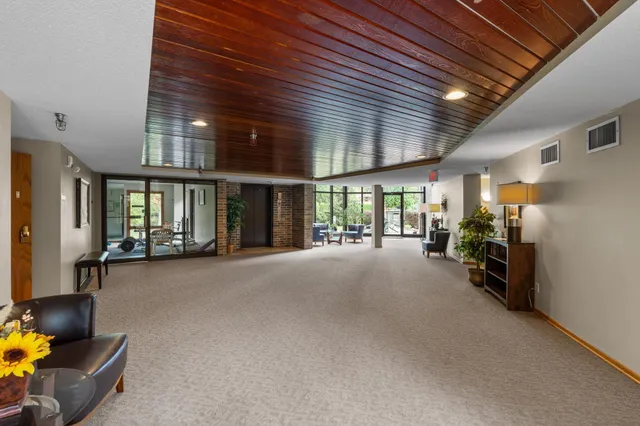 $199,900 | 10 Windsor Court, Unit 102, New Brighton, MN 55112