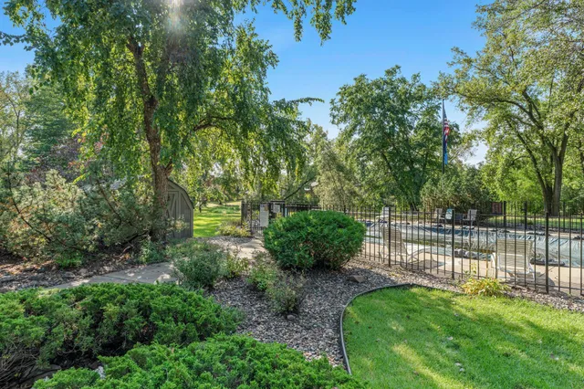 $199,900 | 10 Windsor Court, Unit 102, New Brighton, MN 55112