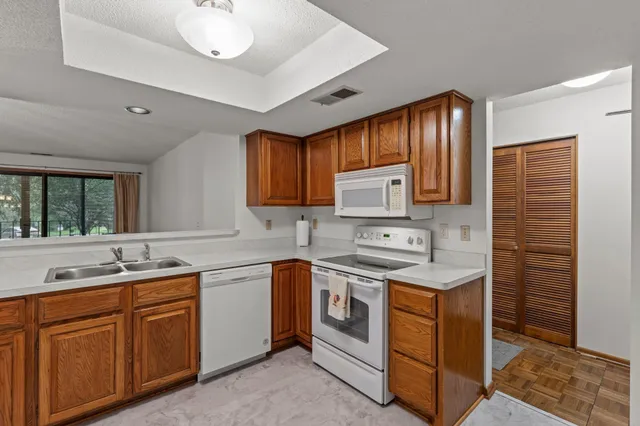 $199,900 | 10 Windsor Court, Unit 102, New Brighton, MN 55112