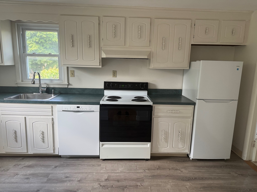 9 Hillside Avenue, Unit 3 Marblehead, MA 01945 - Photo 2 of 3