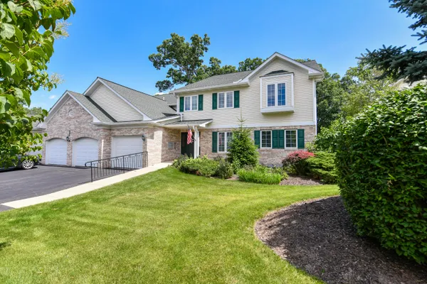 $344,900 | 91 Potawatomi Road, Unit J4, Williams Bay, WI 53191