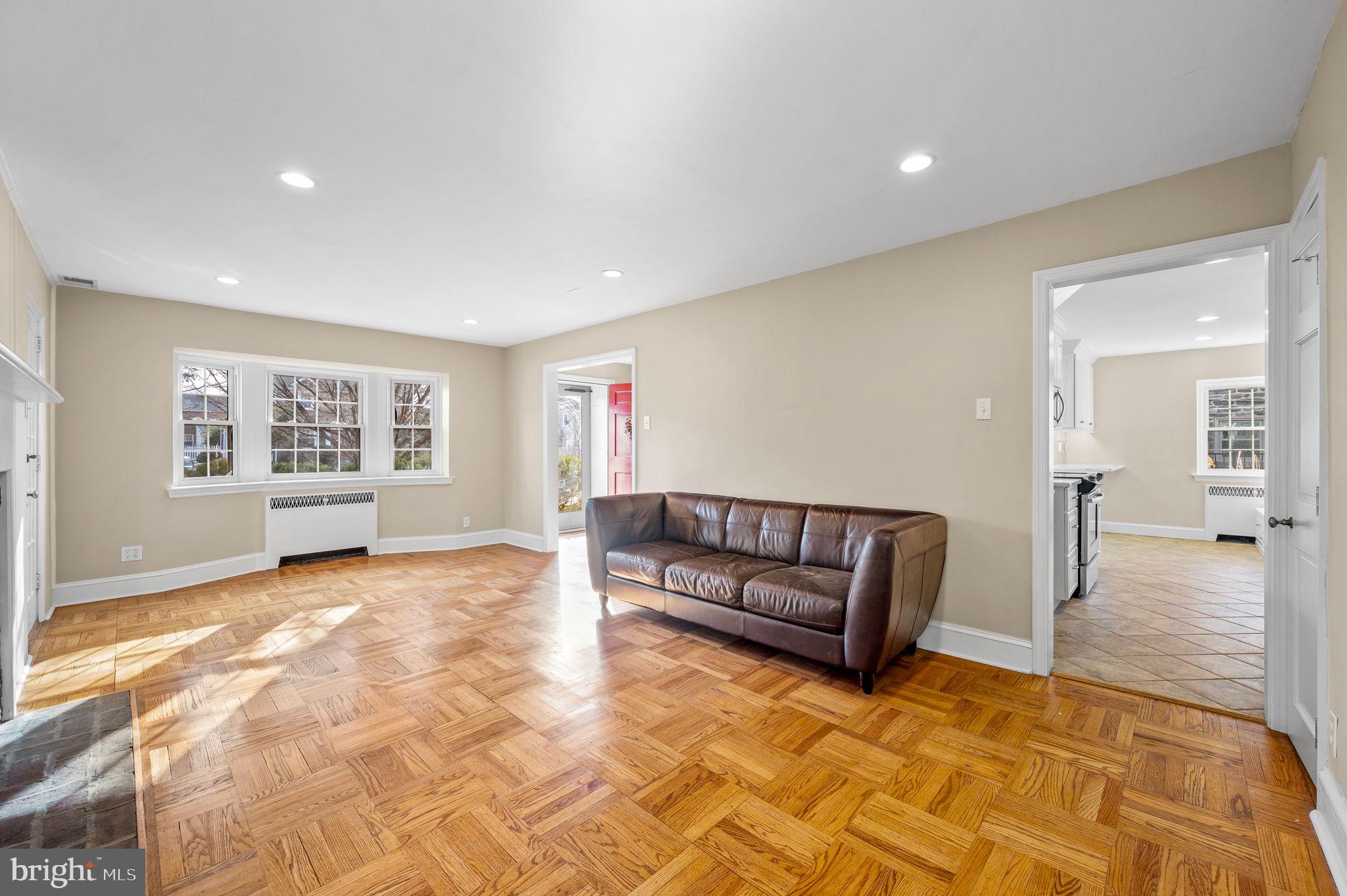 317 Lynbrooke Road Springfield, PA 19064 - Photo 11 of 34 Living Room