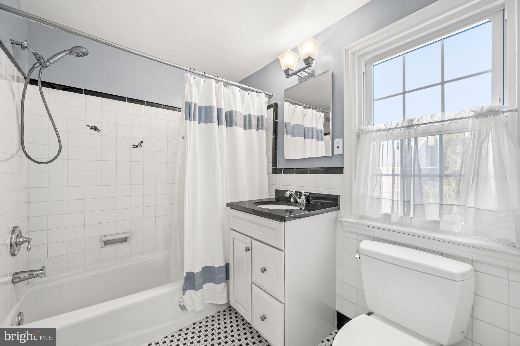 317 Lynbrooke Road Springfield, PA 19064 - Photo 23 of 34 Center Hall Bath