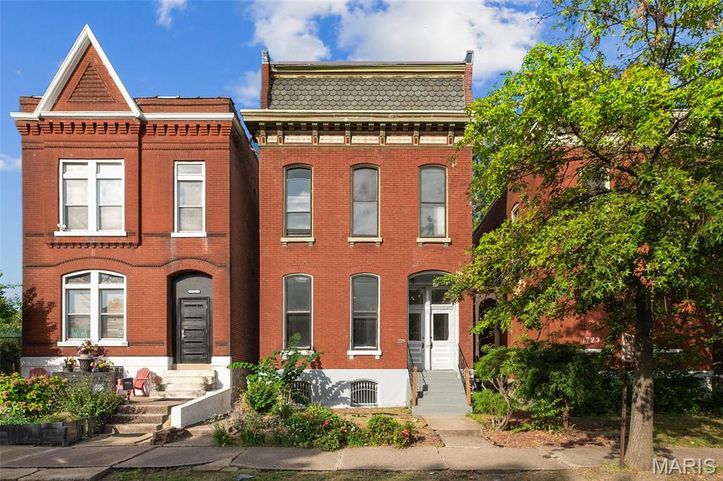 1725 Oregon Place St. Louis, MO 63104 - Photo 3 of 39