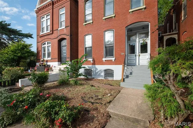 $375,000 | 1725 Oregon Place, St. Louis, MO 63104