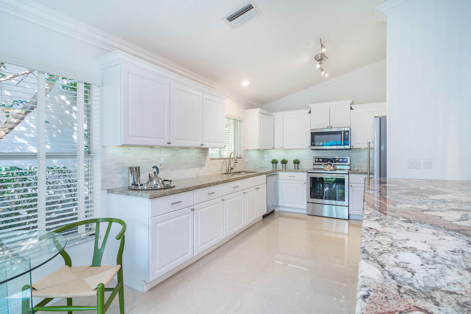 6160 La Vida Terrace Boca Raton, FL 33433 - Photo 13 of 28 68AD9050-B6B5-4ABC-AC30-792F133B276D