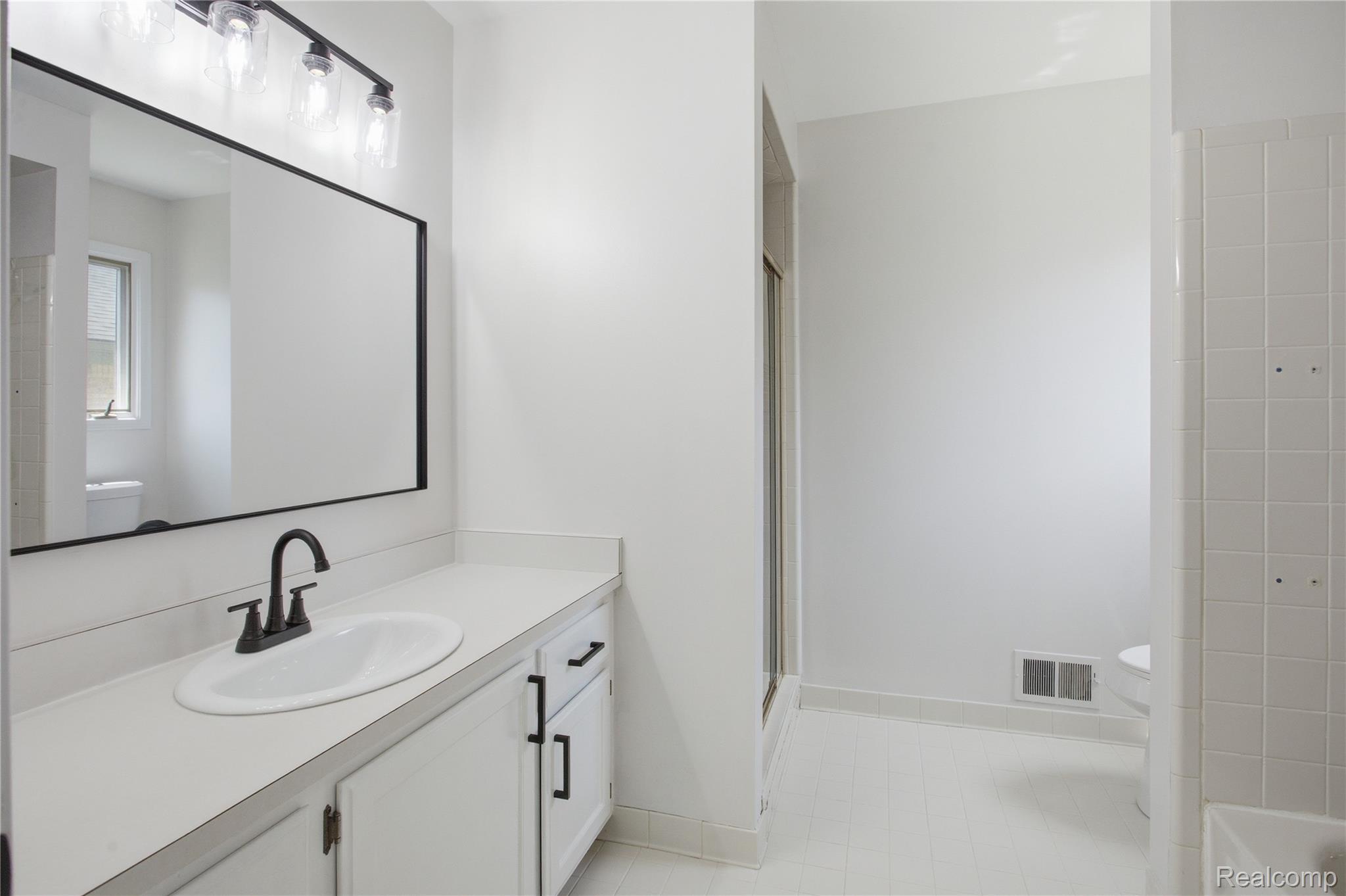 52658 Stag Ridge Drive Macomb, MI 48042 - Photo 21 of 28 Bathroom