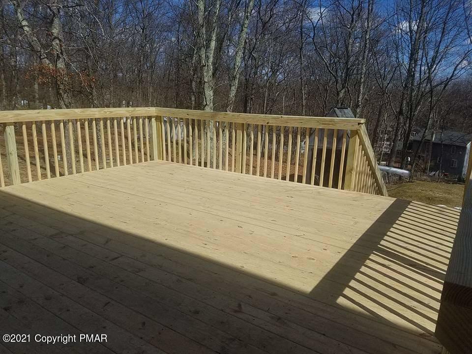 4432 Pine Ridge Drive West Bushkill, PA 18324 - Photo 14 of 22 upper deck