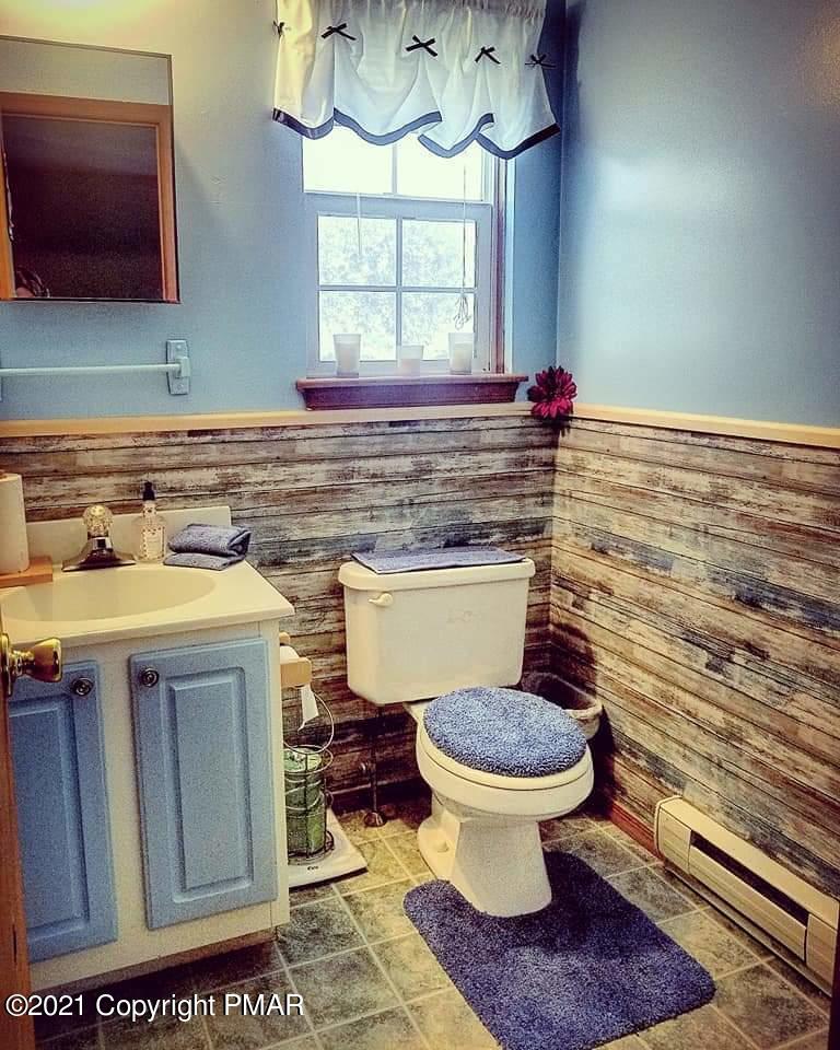 4432 Pine Ridge Drive West Bushkill, PA 18324 - Photo 8 of 22 Guest Bathroom