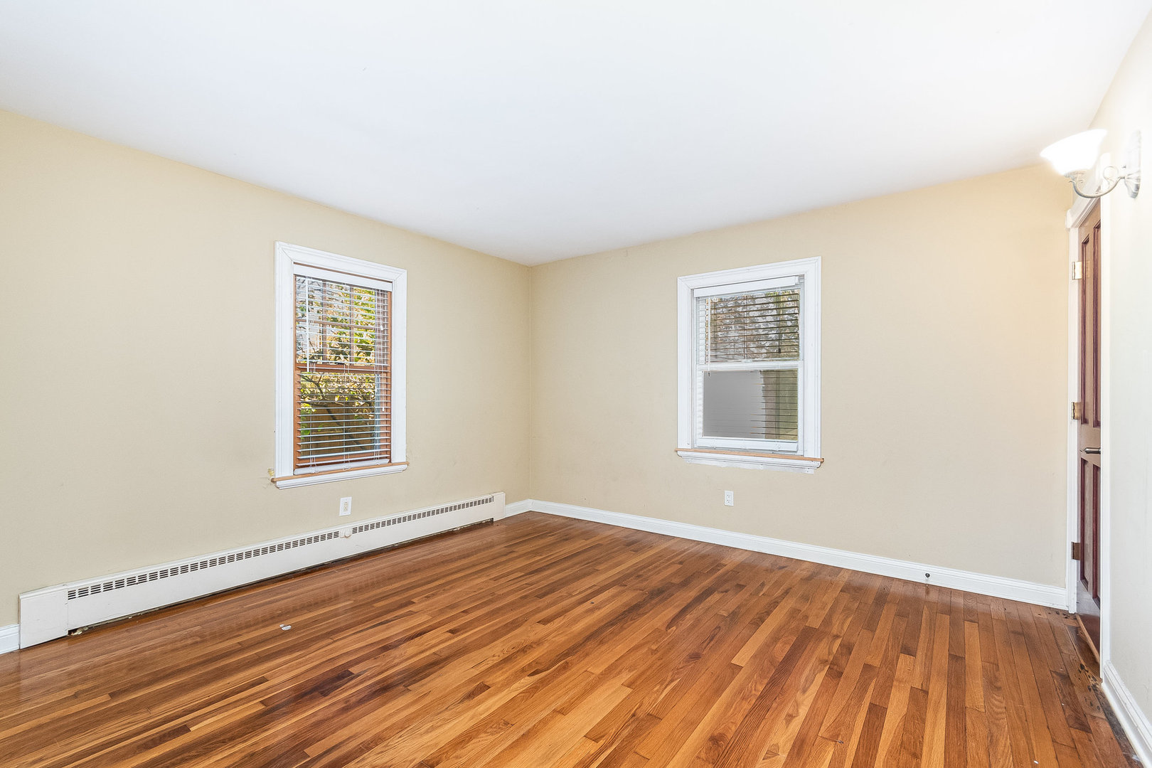 2207 Jericho Road Aurora, IL 60506 - Photo 11 of 18 an empty room with wooden floor and windows