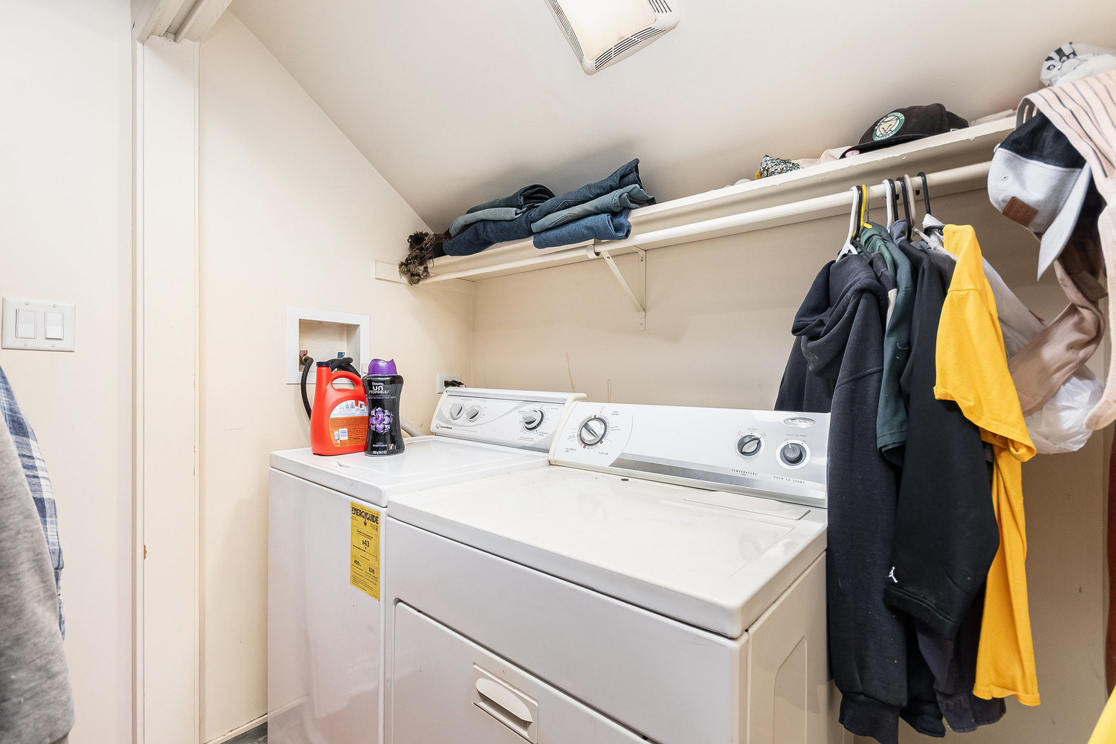 2207 Jericho Road Aurora, IL 60506 - Photo 15 of 18 a utility room with dryer and washer