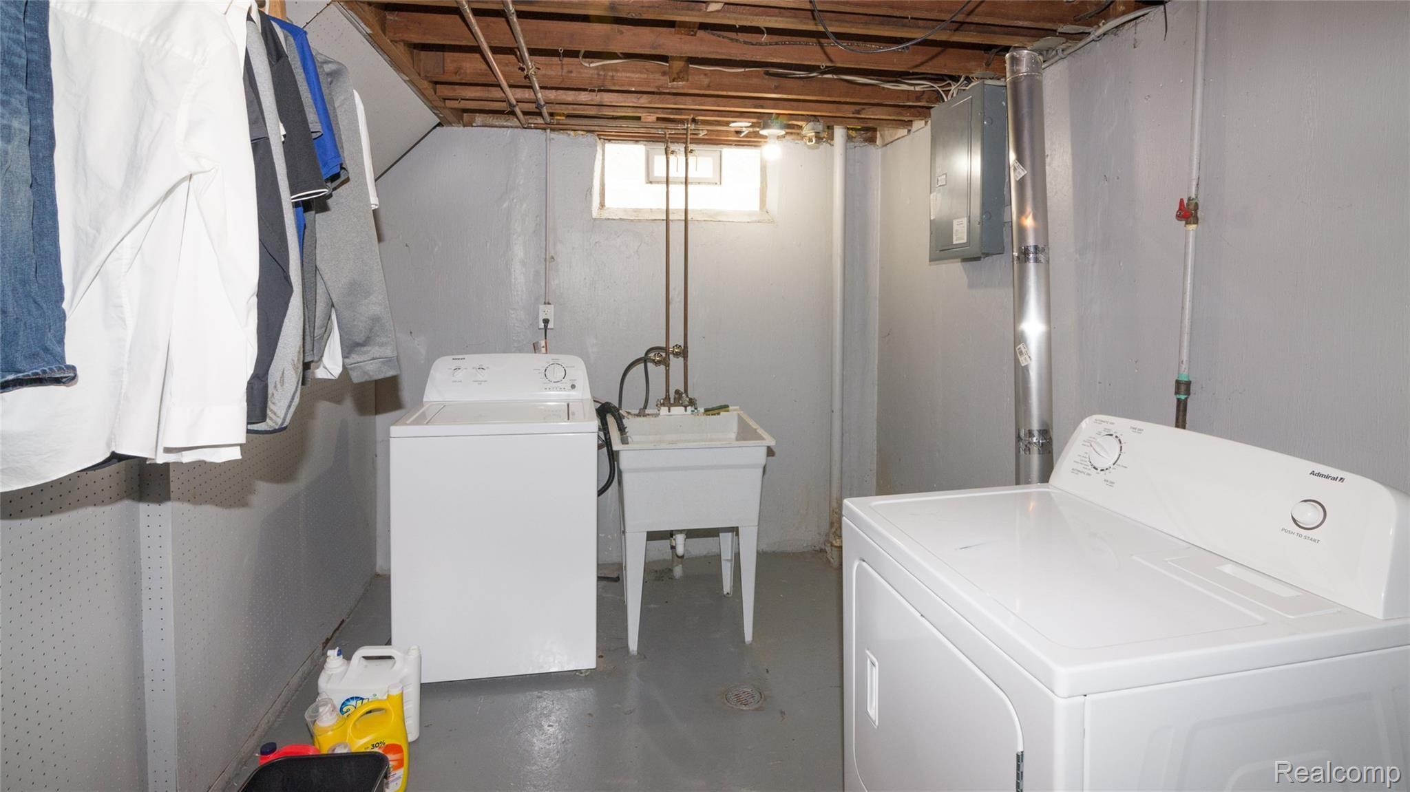 11307 Merriman Road Livonia, MI 48150 - Photo 26 of 32 025_16.jpg