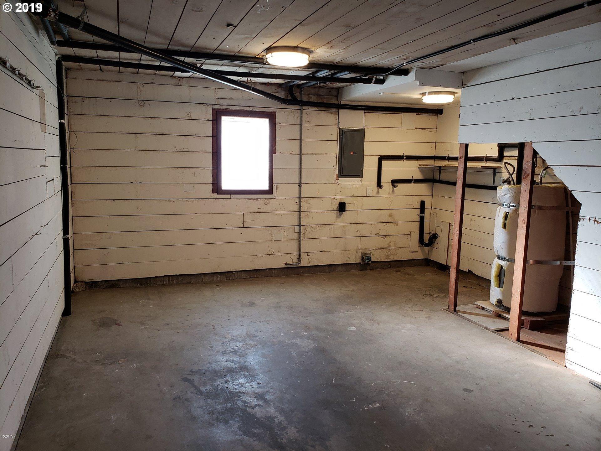 545 Southwest Fleet Avenue Lincoln City, OR 97367 - Photo 28 of 31 19440387-29