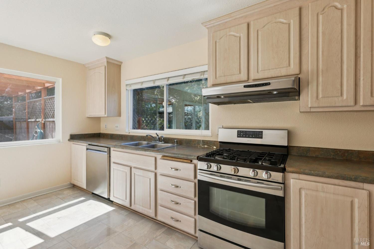 1553 Holly Avenue Rohnert Park, CA 94928 - Photo 6 of 29