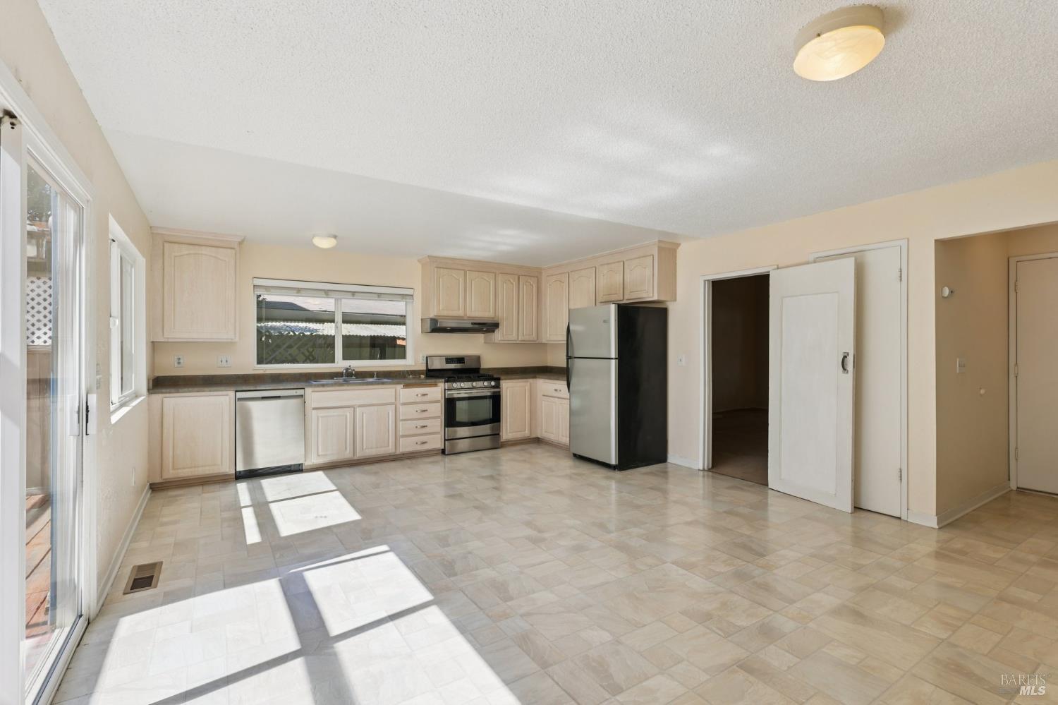 1553 Holly Avenue Rohnert Park, CA 94928 - Photo 8 of 29