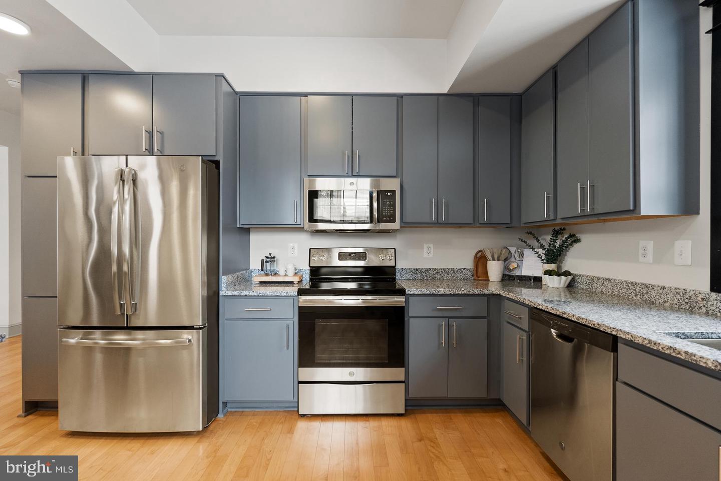 9073 Power House Road, Unit 106 Lorton, VA 22079 - Photo 9 of 47 Stainless steel applicances, and granite counters.