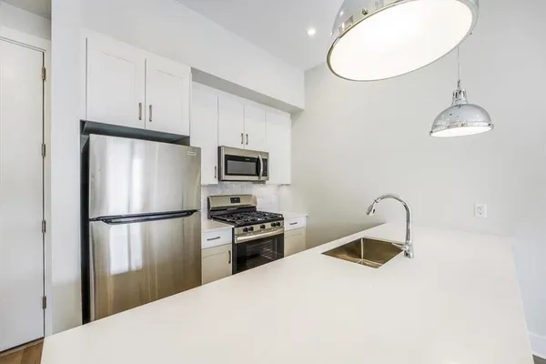 $2,550 | 667-665 Grand Street, Unit 204, Jersey City, NJ 07304