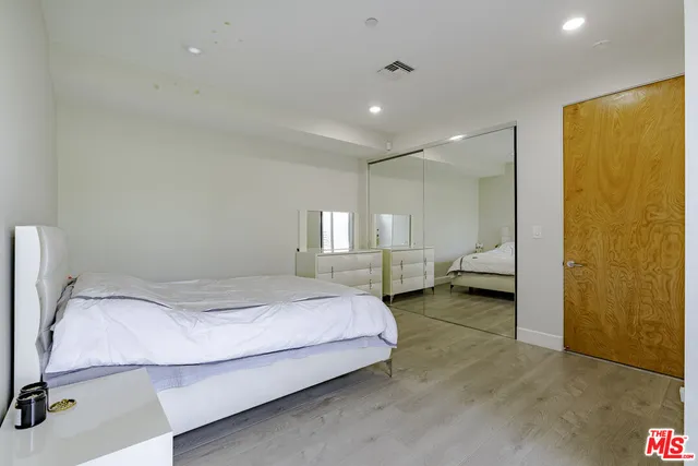 a view of entryway with livingroom