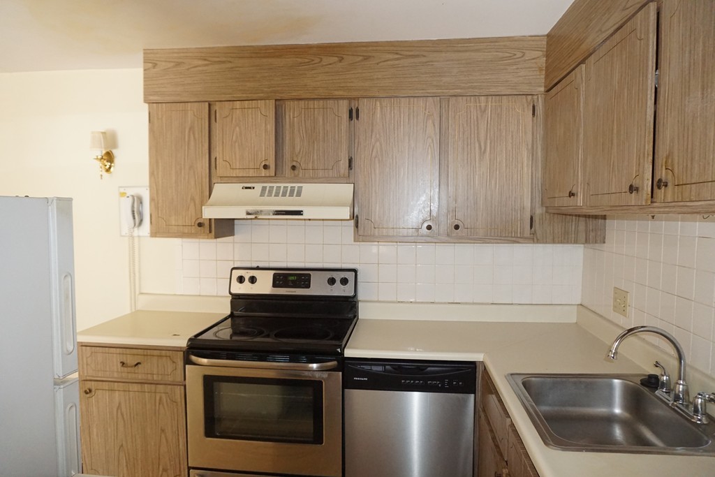 57 Jacqueline Road, Unit 6 Waltham, MA 02452 - Photo 4 of 16 Gallery Image 4