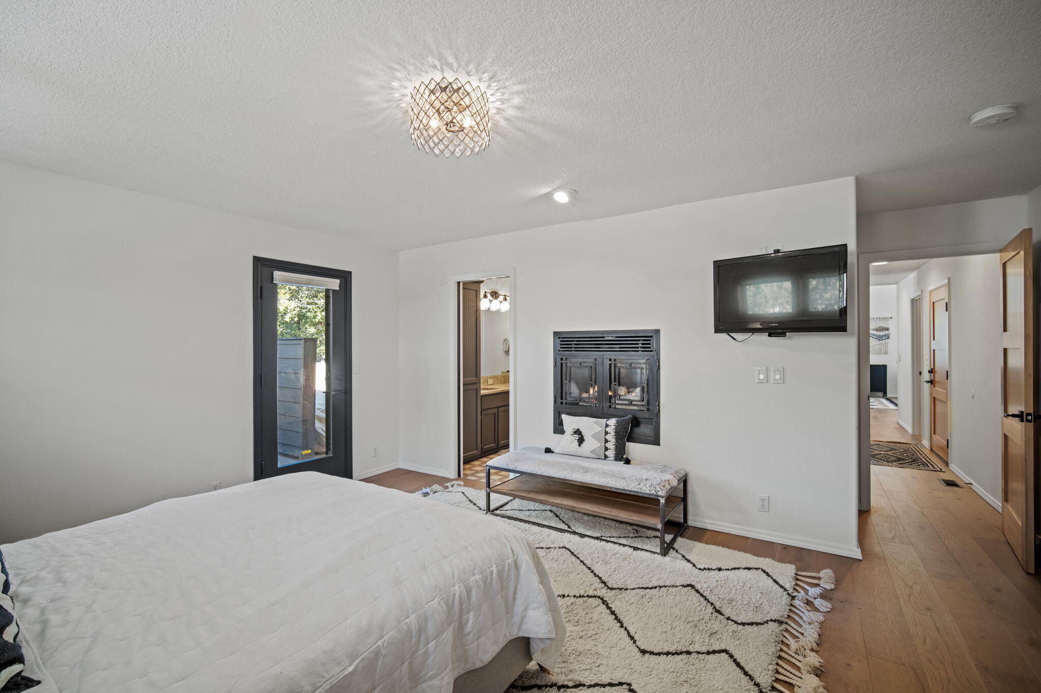 18116 Modoc Lane, Unit 15 Sunriver, OR 97707 - Photo 22 of 50 Master Bedroom