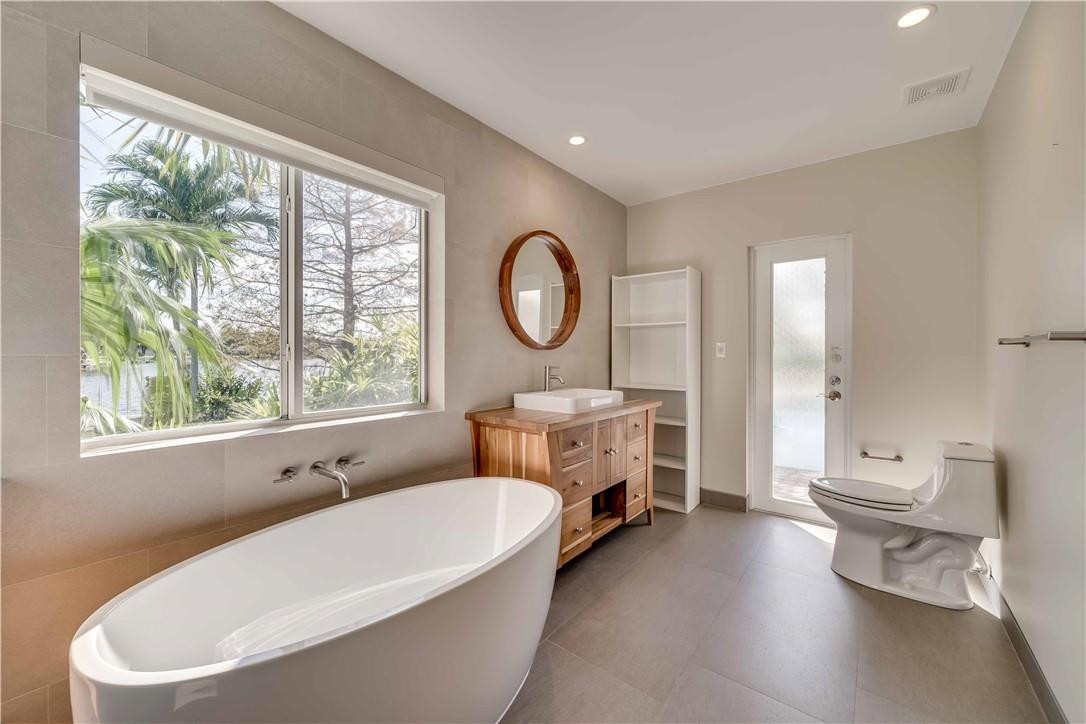 1920 Southwest 67th Terrace Plantation, FL 33317 - Photo 10 of 65 a bathroom with a toilet a sink and a bathtub