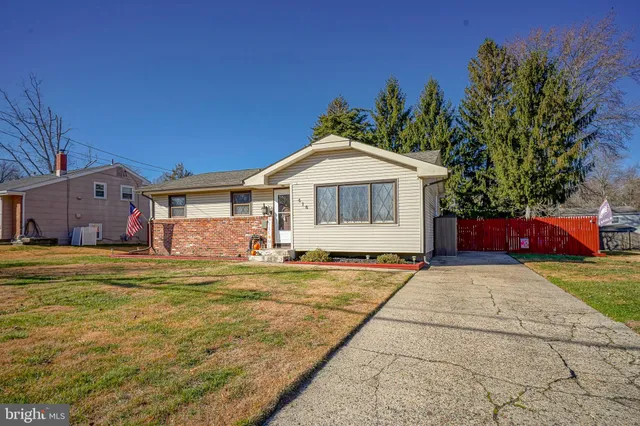 $300,000 | 416 Wedgewood Drive, Blackwood, NJ 08012