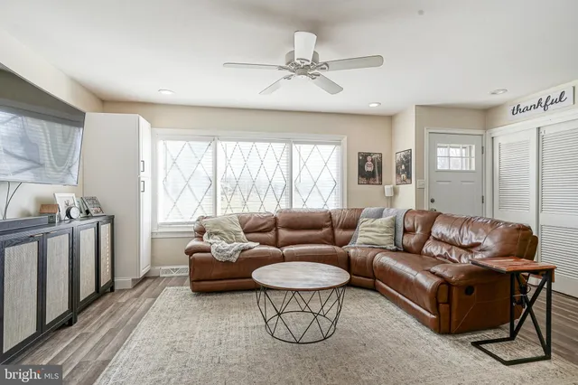 $300,000 | 416 Wedgewood Drive, Blackwood, NJ 08012