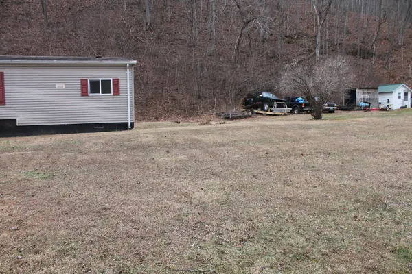 a view of a yard with a house