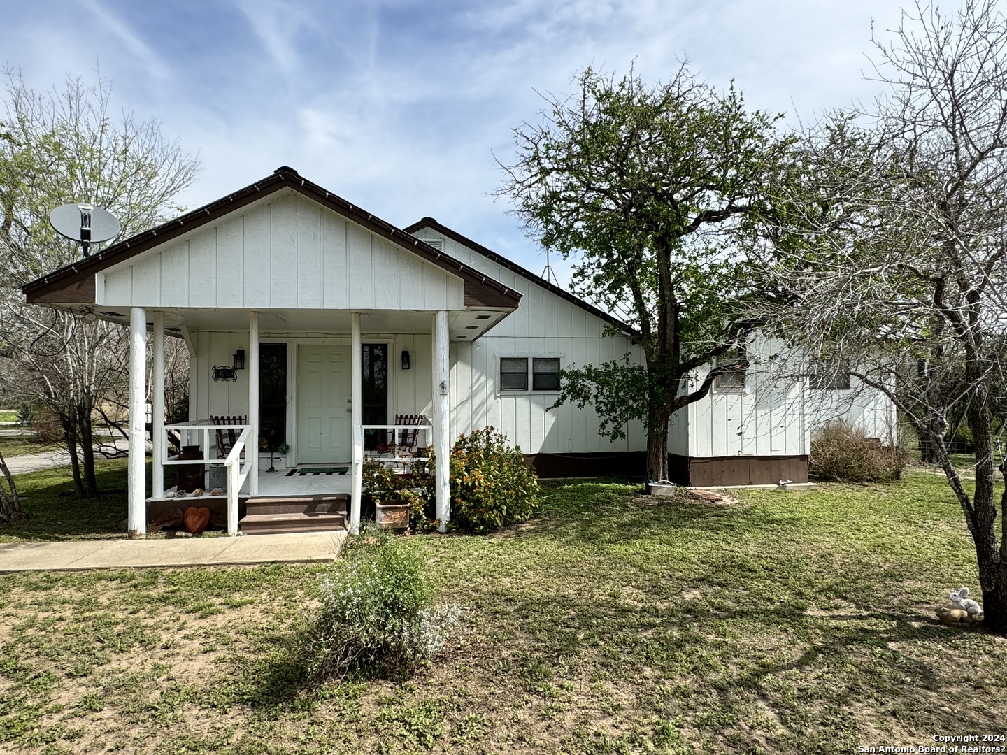 a view of a house with backyard