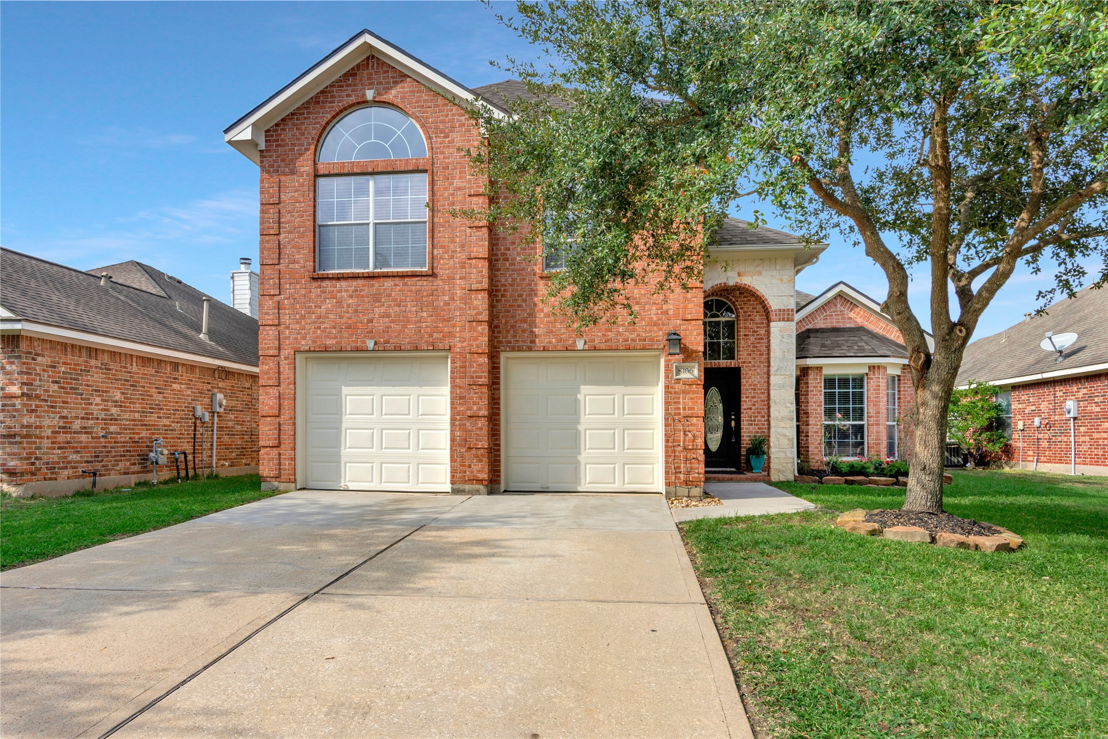 Beautiful 5 bedroom home in Creekside Place.