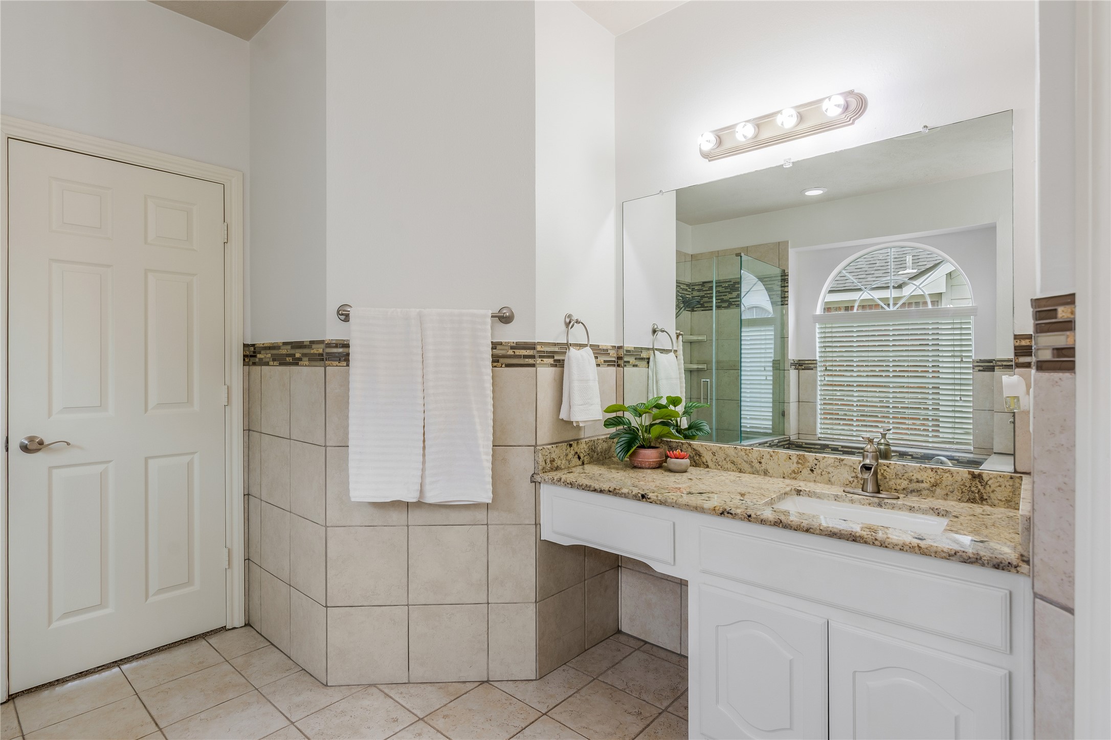 8106 Cove Timbers Lane Tomball, TX 77375 - Photo 12 of 27 Second vanity in primary bathroom.