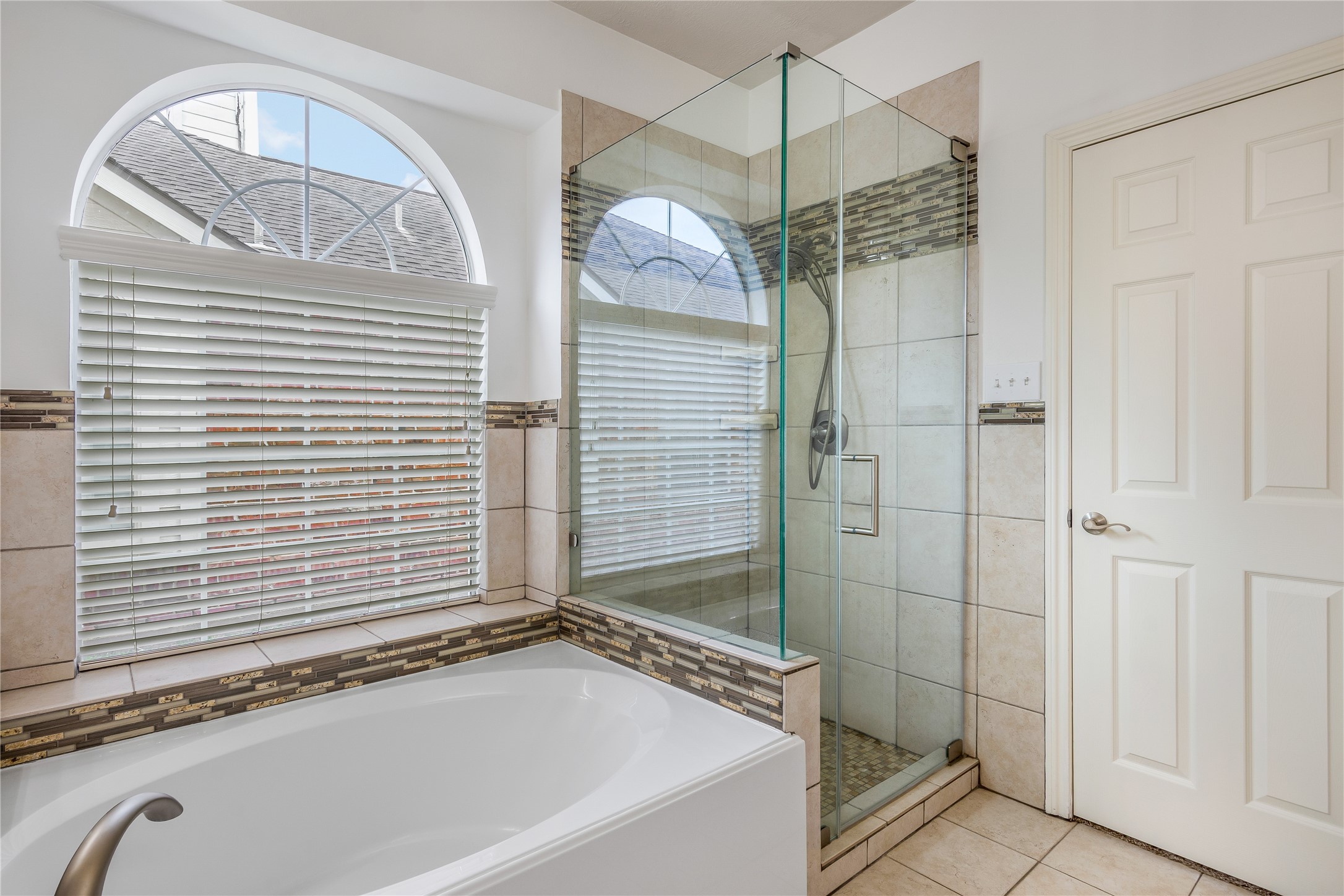 8106 Cove Timbers Lane Tomball, TX 77375 - Photo 13 of 27 Large window in primary bath allows for natural light when getting dressed.