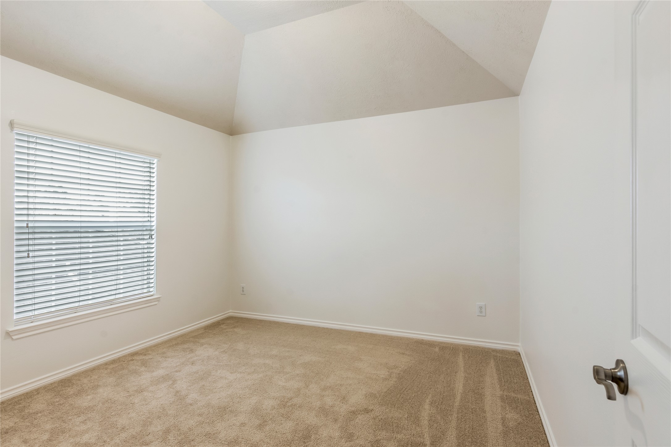8106 Cove Timbers Lane Tomball, TX 77375 - Photo 17 of 27 Third bedroom upstairs.