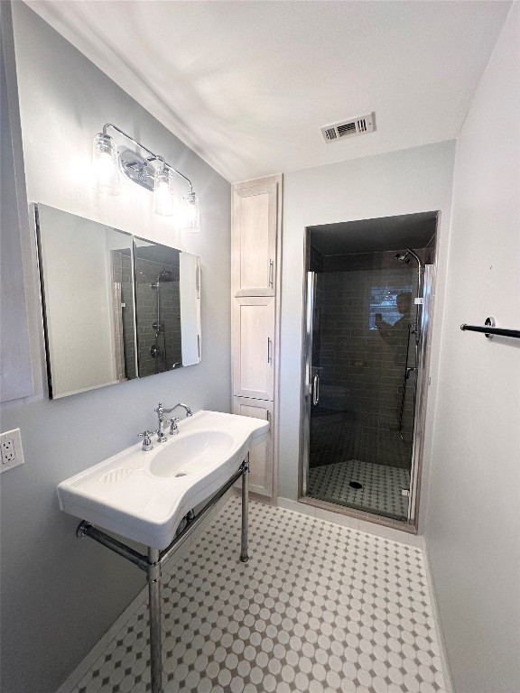 2123 Ridgecrest Drive Houston, TX 77055 - Photo 15 of 38 a bathroom with a sink a toilet and shower