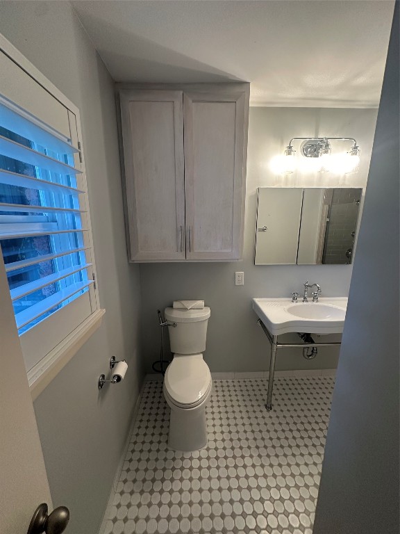 2123 Ridgecrest Drive Houston, TX 77055 - Photo 16 of 38 a bathroom with a sink toilet a mirror and vanity