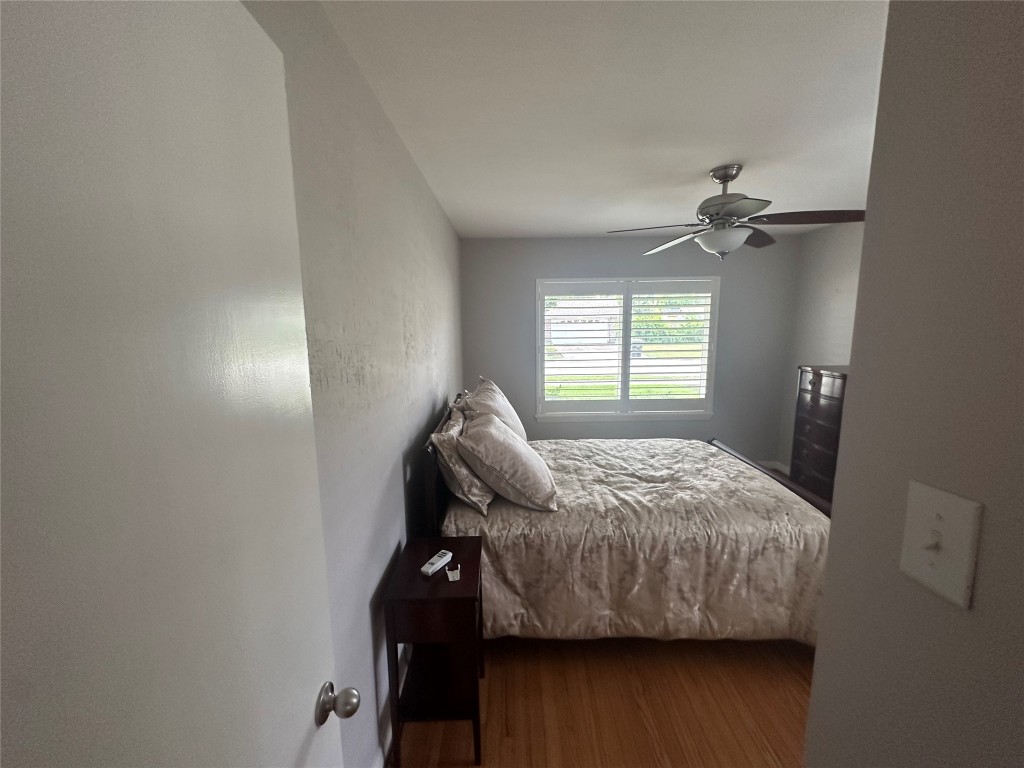 2123 Ridgecrest Drive Houston, TX 77055 - Photo 17 of 38 a bedroom with a bed and a window
