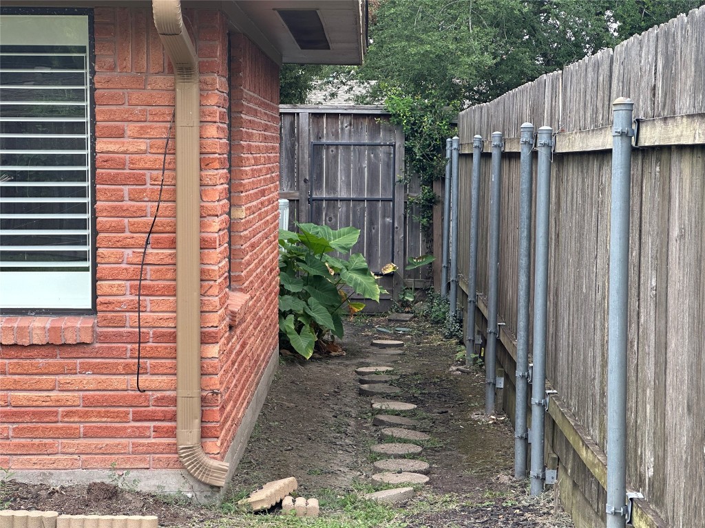 2123 Ridgecrest Drive Houston, TX 77055 - Photo 22 of 38 a view of a backyard with plants